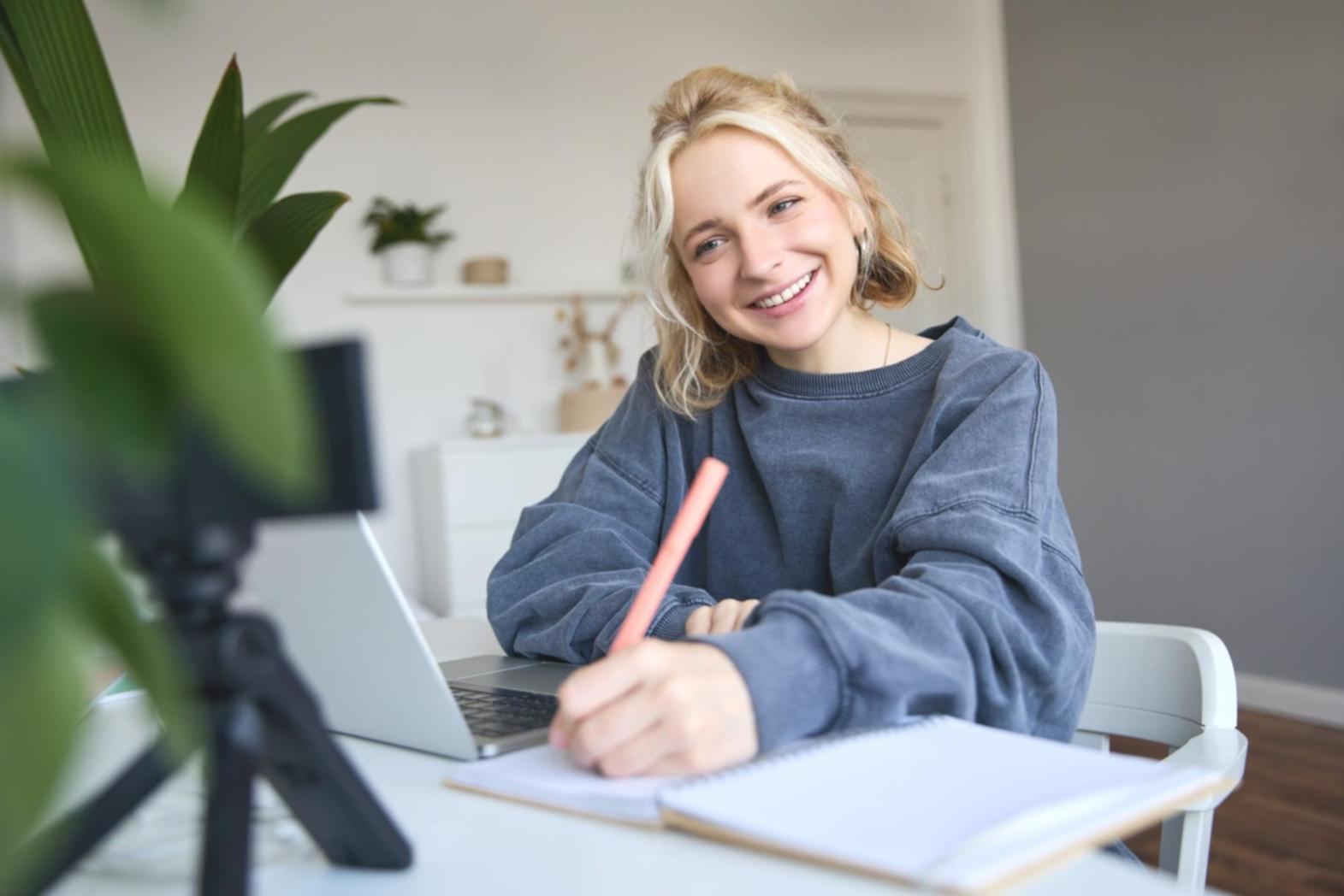 Profesional analizando tendencias financieras con enfoque estratégico